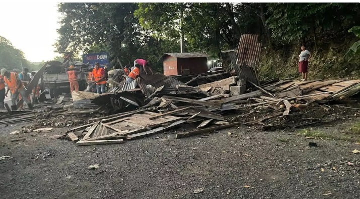 Obras Públicas continúa operativos de echar a tierra casuchas y tarantines en la autopista Duarte