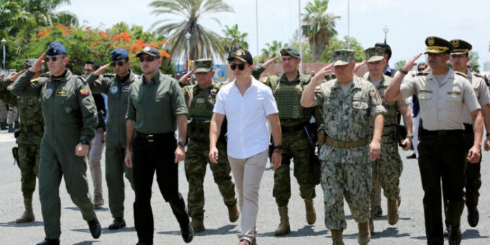 Presidente-Daniel-Noboa-junto-a-altos-funcionarios-miliares-y-policiales