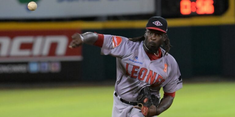 Rivera lidera blanqueada 6-0 del Escogido a los Gigantes