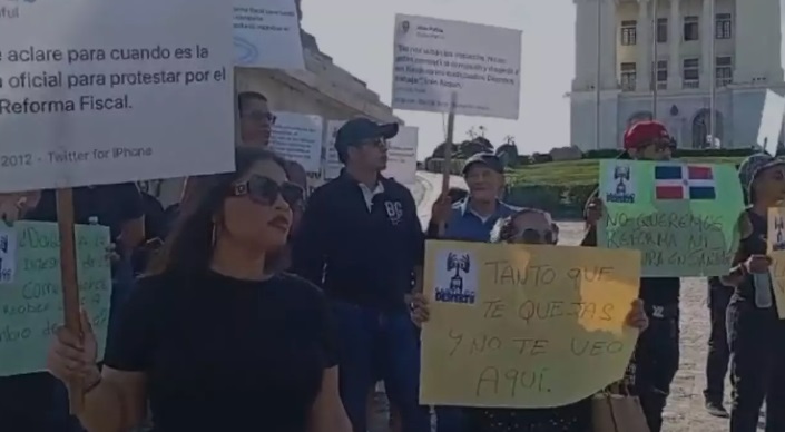 Jóvenes activistas protestan en Santiago en contra de la reforma fiscal