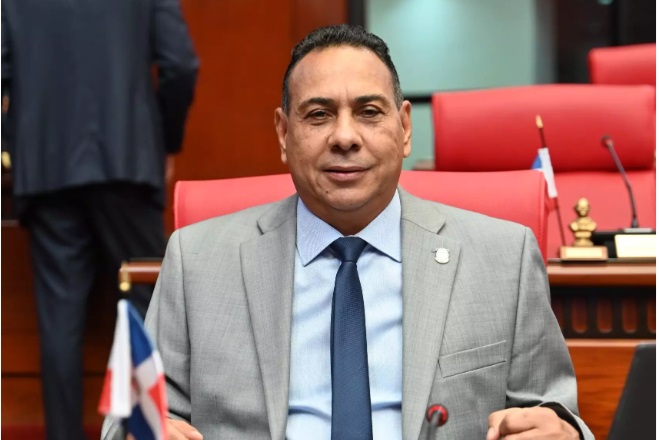 Senador del PRM rechaza impuestos a viviendas y productos básicos en reforma fiscal