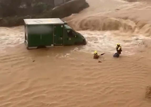 Bomberos rescatan conductores atrapados por las inundaciones en valencia, España
