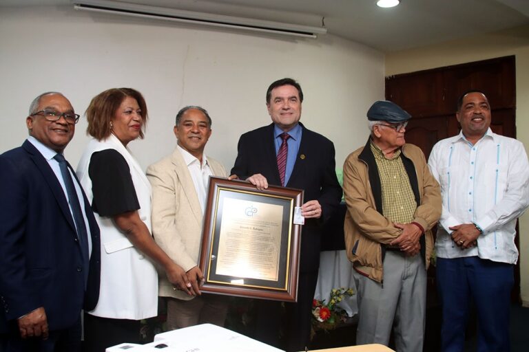 Video- CDP otorga membresía honor Armando Rodríguez
