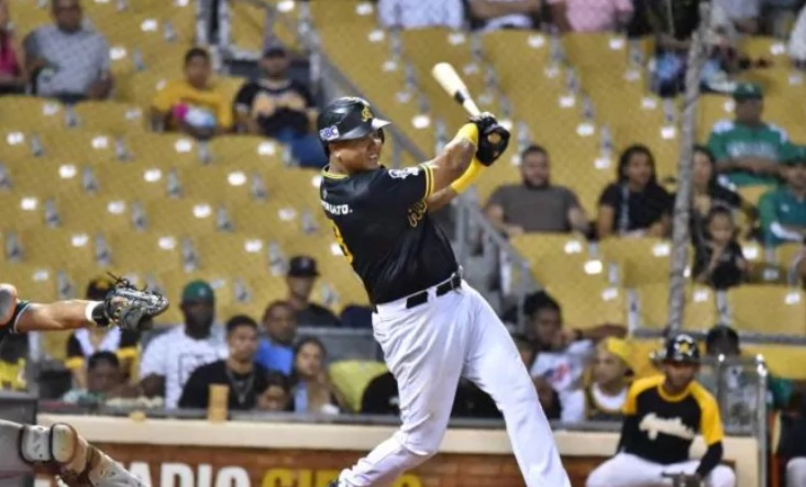 Yadier Molina gana en su debut con las Águilas, venciendo a las Estrellas 6-4