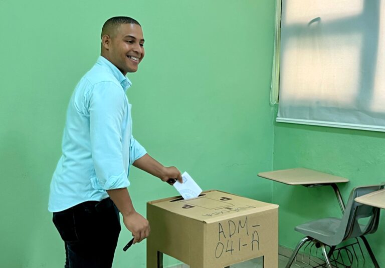 Yoel Jiménez ejerce su derecho al voto en la UASD y llama a los estudiantes a seguir votando
