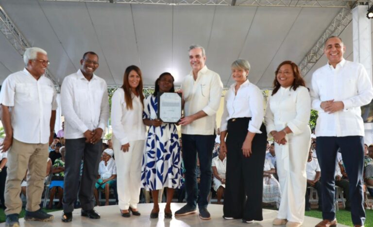 Presidente Abinader entrega 394 nuevos certificados de título de propiedad en Ramón Santana, San Pedro de Macorís