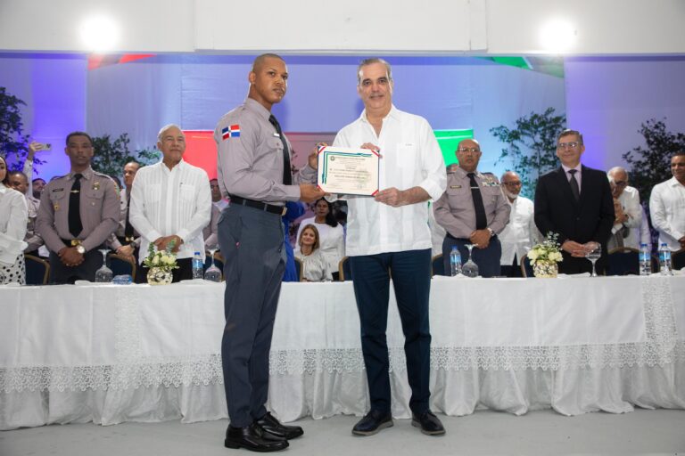 Presidente Abinader encabeza graduación histórica de los primeros 1,016 policías formados bajo la reforma policial