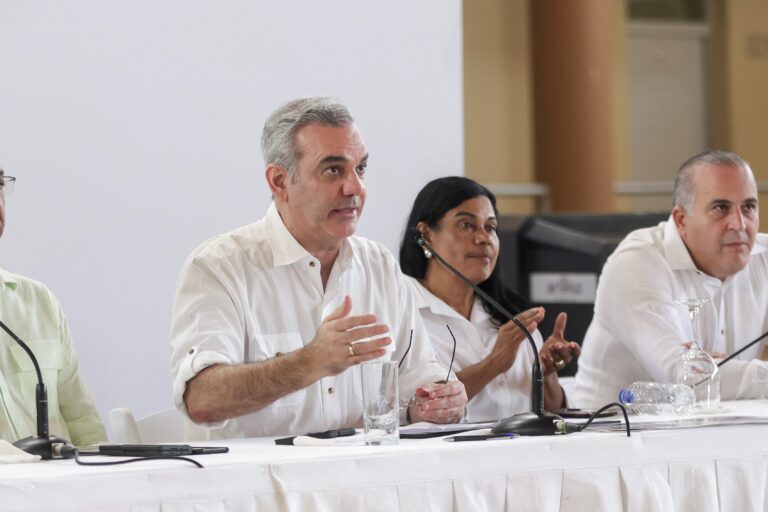 Presidente Abinader presenta soluciones viales, agrícolas, del sector agua y otros, durante encuentro comunitario en Nagua