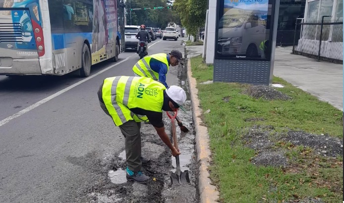 Alcaldía amplía limpieza de imbornales  en el Distrito Nacional ante incidencia de vaguada