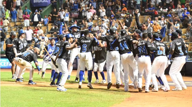 Alcántara jonronea; Licey somete a Toros en el Quisqueya