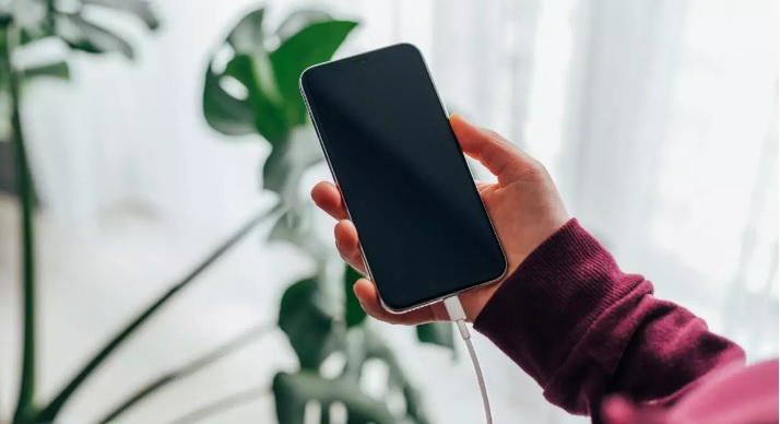 ¿Cómo conservar la batería de tu teléfono durante los viajes?