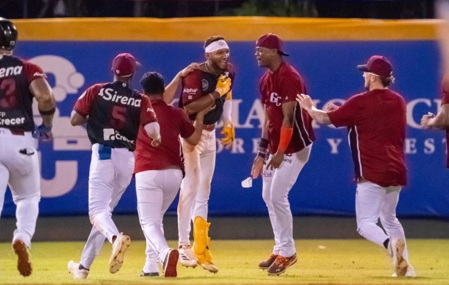 Con sencillo de Johan Rojas Gigantes dejan en el terreno a las Estrellas