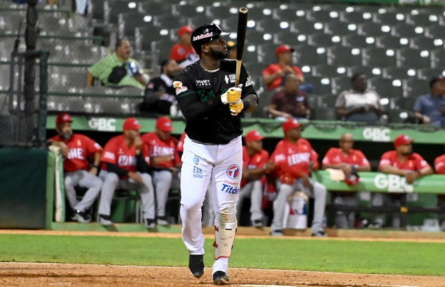 Las Estrellas Orientales frenan a los Leones del Escogido