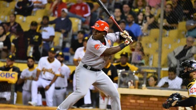 El Escogido frena a las Águilas en su nido y no afloja en la primera posición