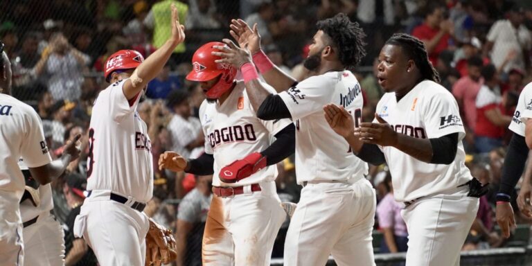 Leones imparables, vuelven a vencer a las Águilas en otro match off Pujols-Molina