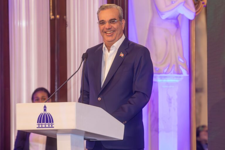 Presidente Abinader garantiza abastecimiento de alimentos navideños para festividades 2024