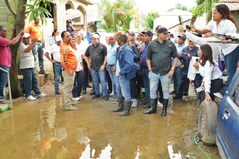 Ministro Paliza recorre zonas afectadas en Cabarete por lluvias; dispone de un gran operativo para auxiliar a la población