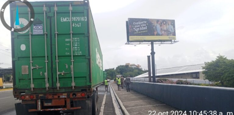INTRANT ordena retiro inmediato de furgones parqueados en avenidas Las Américas y Luperón por representar peligro y obstrucción