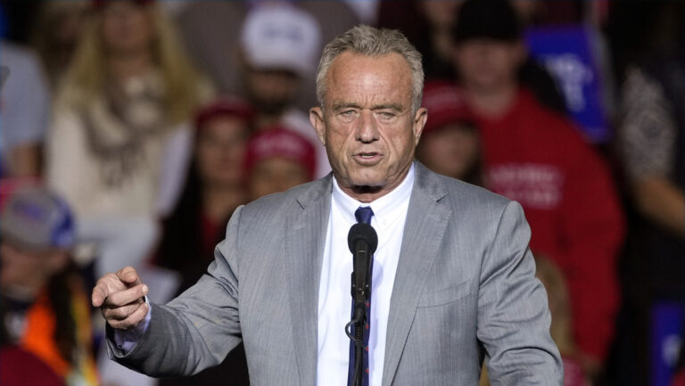 Kennedy Jr acusó a Biden de querer dejar la Tercera Guerra Mundial antes de abandonar el poder