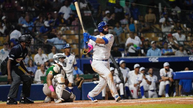 De La Cruz y Lawlar jonronean en blanqueada del Licey a las Estrellas