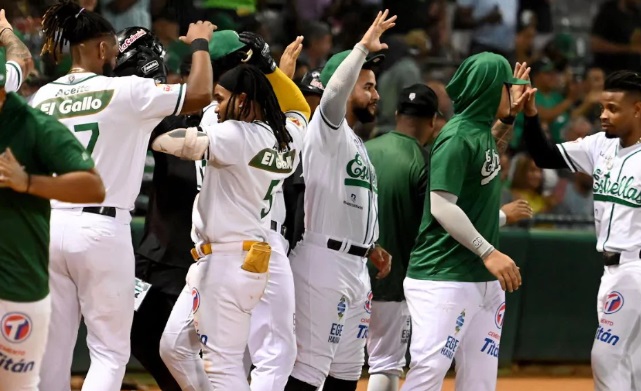 Las Estrellas ganan a las Aguilas y se adueñan del primer lugar