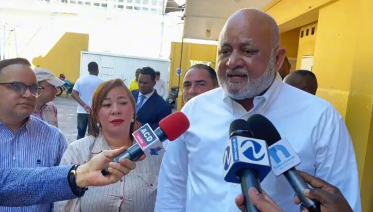 Roberto Fulcar advierte sobre aspiraciones presurosas en el PRM; es reconocido en Villa Juana, por su trayectoria