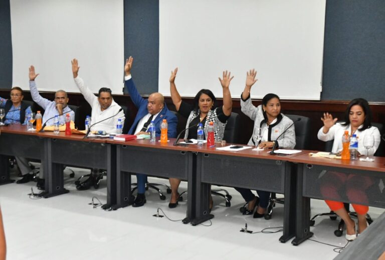 Video- Amparo Custodio retira su renuncia y asume la alcaldía de la Vega