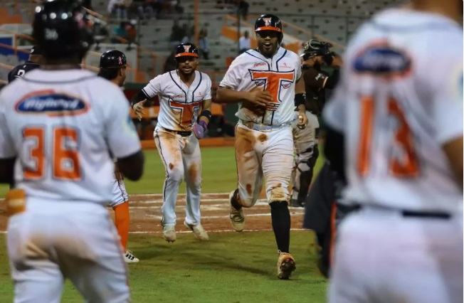 Rogers, Valdez y Johnston guían victoria Toros sobre Gigantes