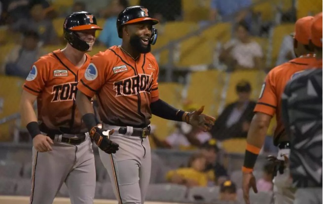 Toros se imponen a las Aguilas con 2 jonrones de Sandro Fabián
