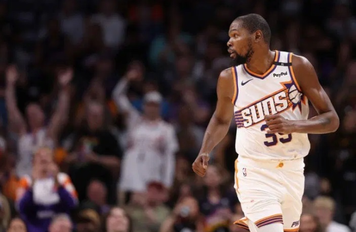 Un descomunal Kevin Durant amarga el debut de Paul George