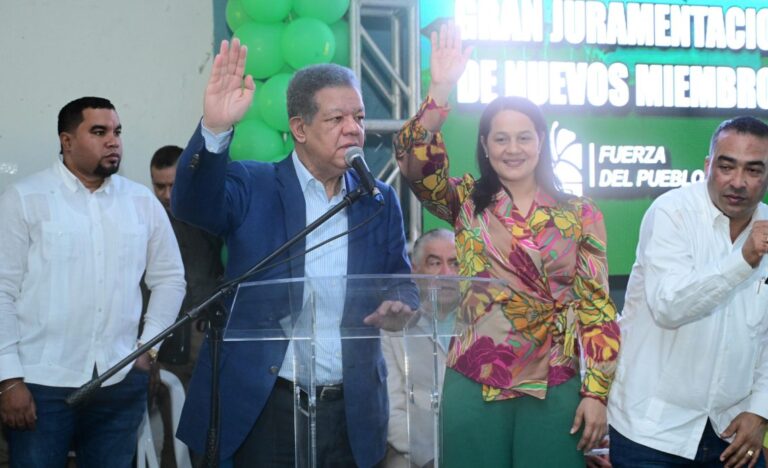 Leonel Fernández juramenta en la FP a excandidata a diputada del PLD de Puerto Plata