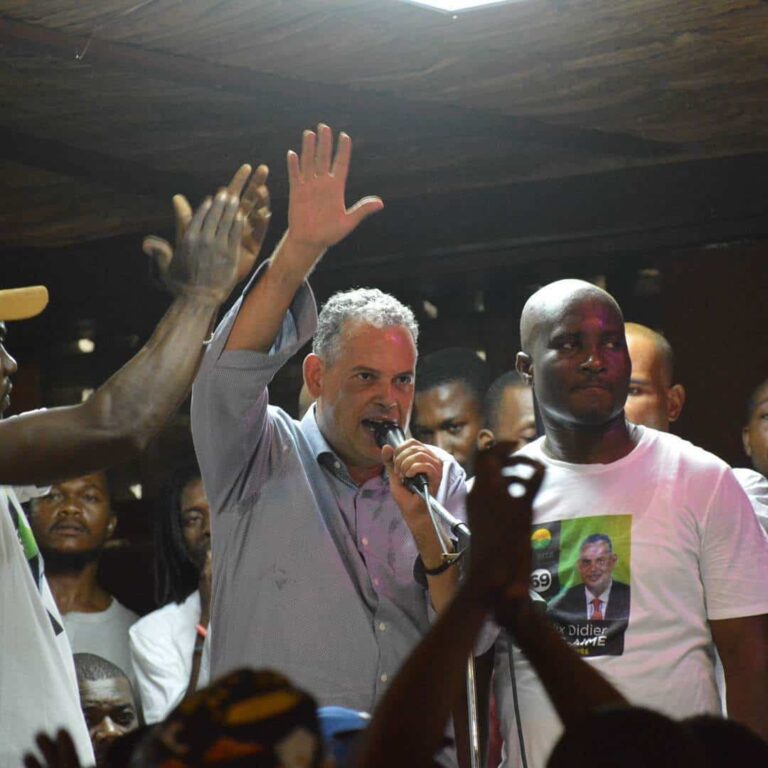 El nuevo primer ministro de Haitiano promete «seguridad» al asumir el cargo