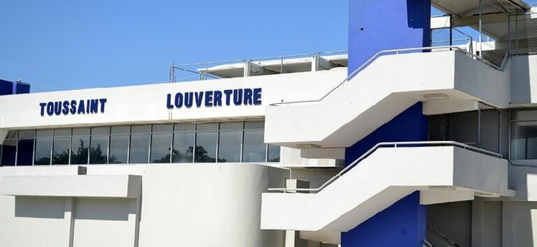 El principal aeropuerto de Haití cierra después de que pandillas abrieron fuego contra un vuelo comercial