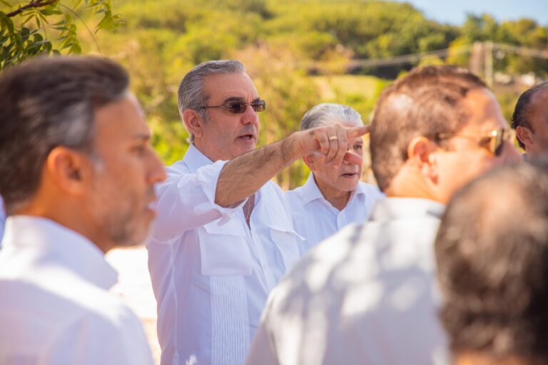 Presidente Abinader pasa revista a proyectos y obras en Barahona; Se reúne con empresarios e inversionistas