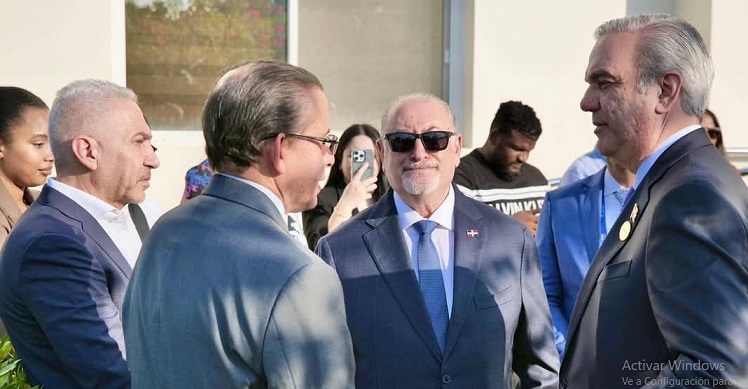 Presidente Abinader visita Embajada de RD en Qatar y se reúne con la diáspora dominicana
