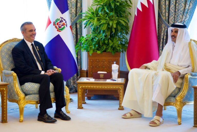 Presidente Luis Abinader se reúne con Emir de Qatar