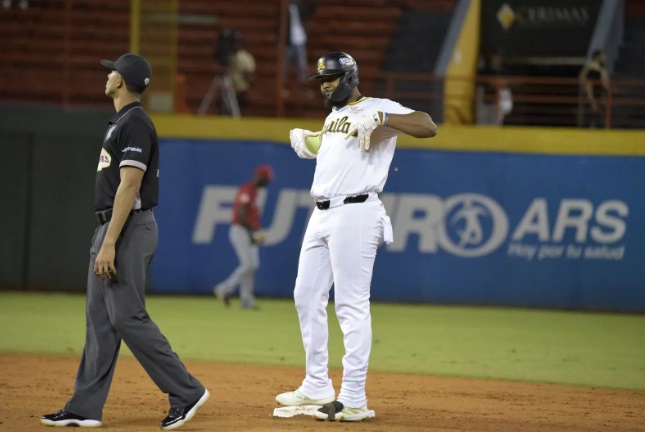 Águilas remontan y vencen a los Leones en el Estadio Cibao
