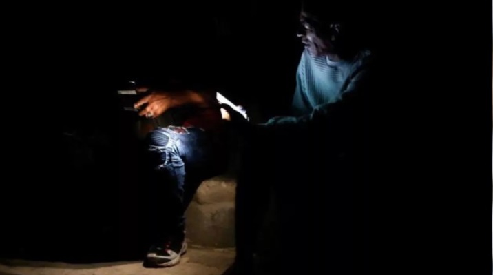 Cuba reconecta su sistema eléctrico, pero los largos apagones diarios persisten