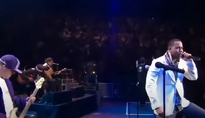 Miles acuden al primer dia de conciertos del Grupo Aventura en estadio Olímpico