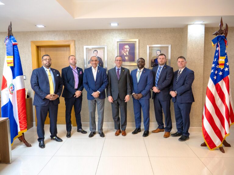 Agentes especiales de la DEA y director de Operaciones visitan Presidente de la DNCD