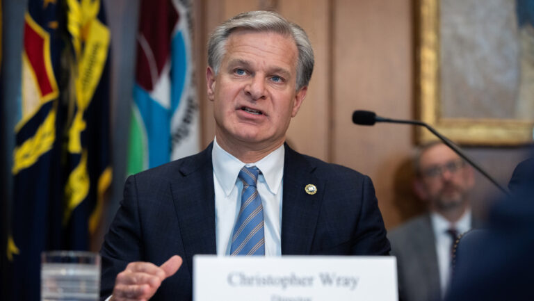 Dimite el director del FBI,se espera que el subdirector dirija la agencia