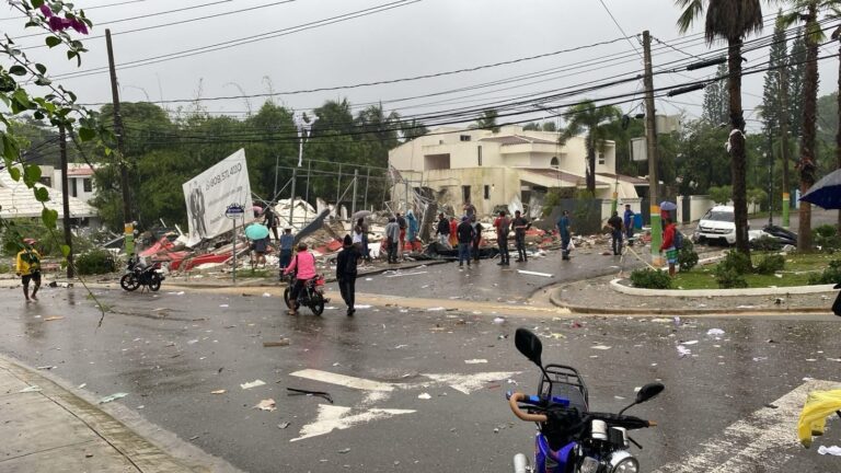 Una persona herida y doce vehículos parcialmente destruidos durante explosión de edificio en Sosúa, Puerto Plata