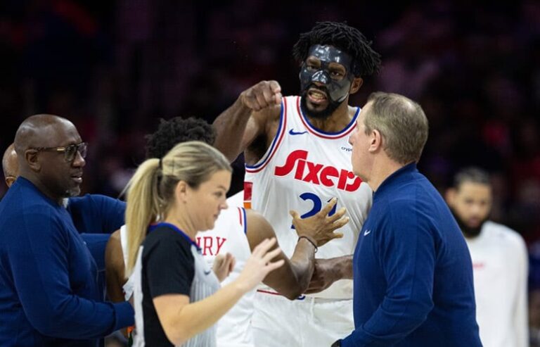 Embiid es expulsado en la victoria de los 76ers ante San Antonio