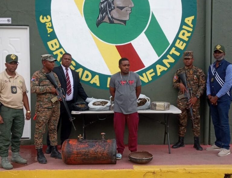 Miembros del Ejército incautan 10 pacas de marihuana en la provincia San Juan