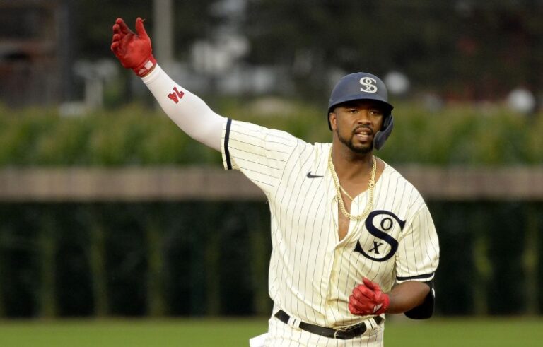 Eloy Jiménez firma contrato con los Rays