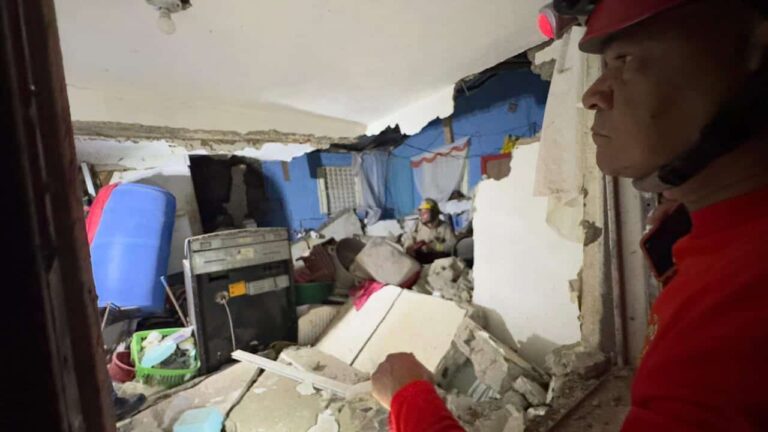 Explosión por escape de gas en una casa de Santiago deja seis personas heridas