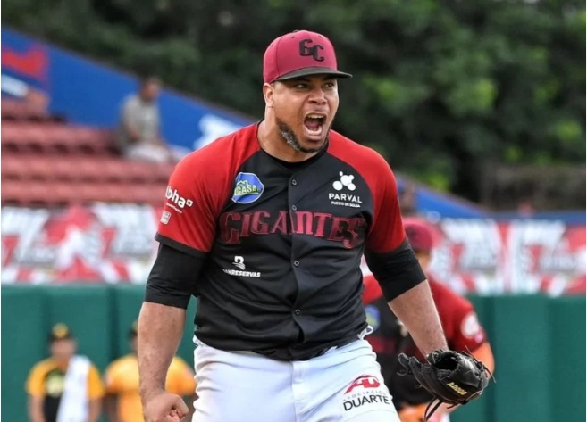 Con jonrón histórico de Carlos Peguero Gigantes empatan en cuarto puesto