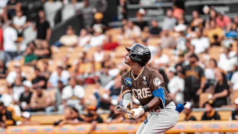 Gigantes blanquean a las Águilas y mantienen pelea por la clasificación