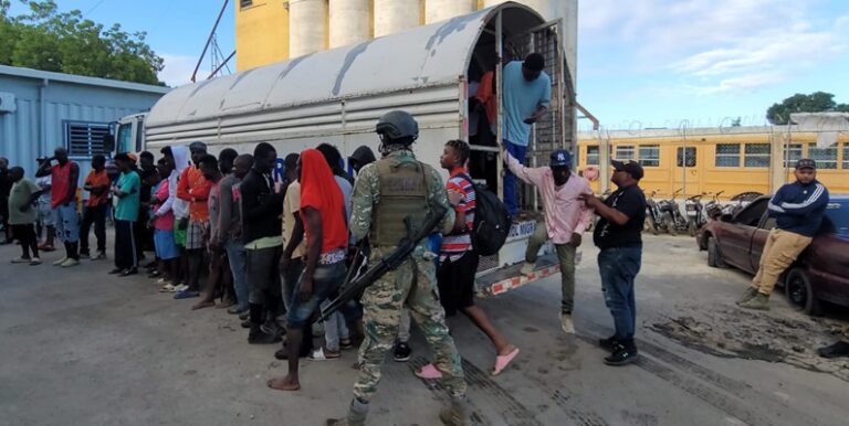 Dirección General de Migración apresa 64 haitianos indocumentados en Montecristi