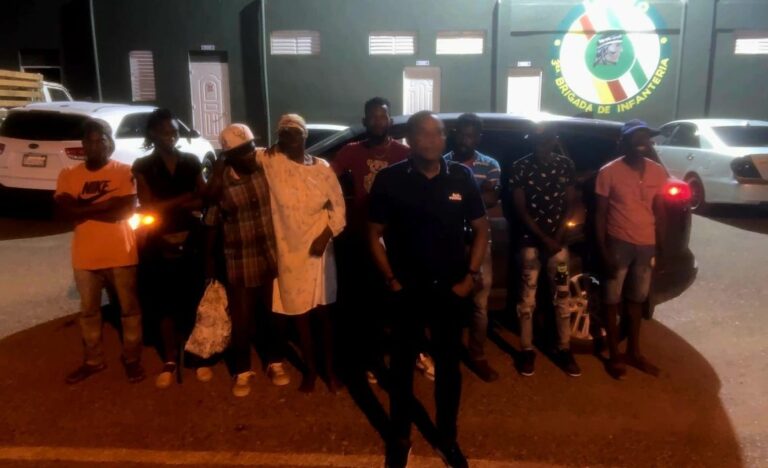En San Juan apresan dominicano llevaba 8 haitianos indocumentados en una yipeta